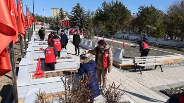 Sivas'ta şehitlikte bakım, onarım ve temizlik çalışması yapıldı