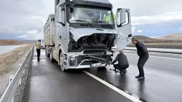 Sivas'ta Tırla Çarpışan Araç Sürücüsü Yaralandı