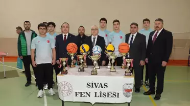 Vali Şimşek'ten Spor Malzemesi Dağıtımı