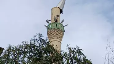 Tarsus'ta Rüzgar Cami Minaresini Hasar Verdi