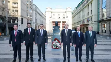 Kurtulmuş'tan Atatürk Anıtı Ziyareti