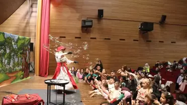 Sahneye Çocukların Kalbine Dokunarak Çıkıyorlar