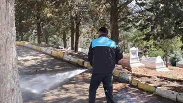 Tokat Belediyesi ekipleri mezarlıklarda bayram öncesi bakım çalışması yapıyor
