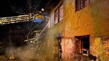 Erbaa'da Yangın: İki Katlı Ev Küle Döndü