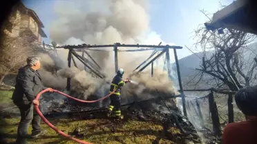 Tosya'da Samanlık Yangını Söndürüldü