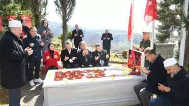 Trabzon Büyükşehir Belediye Başkanı Genç'ten şehit pilot Gençcelep'in mezarına ziyaret