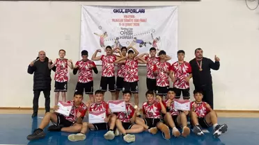 Sivas Şehit Adnan Saka Ortaokulu voleybol takımının şampiyonluk sevinci