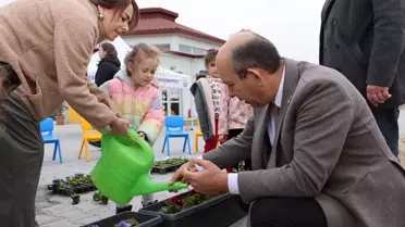 Çocuklardan Çiçek Dikim Etkinliği