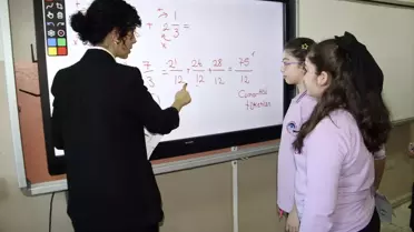 Tuğçe öğretmen öğrencilerine ders saati dışında gönüllü olarak matematik kursu veriyor