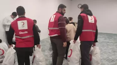 Kızılay'dan Kur'an Kursu Öğrencilerine Kıyafet Desteği