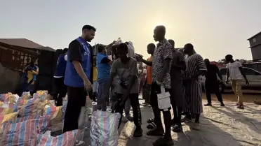 TDV, Freetown'da İhtiyaç Sahiplerine Gıda Dağıtıyor