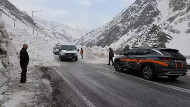 Hakkari'de Karayolları Ekipleri Yoğun Çalışıyor