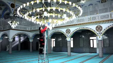 Ümraniye'de Camiler Ramazan Bayramı için Temizlendi