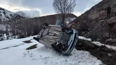 Muradiye'de Otomobil Şarampole Devrildi: 3 Yaralı