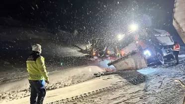 Yozgat'ta Kar Mahsur Kalan Sürücüler Kurtarıldı