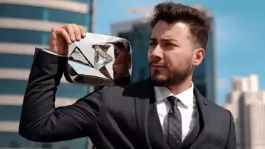 Enes Batur gözaltına alındı