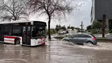 İzmir'de Sağanak Yağış Trafiği Olumsuz Etkiledi