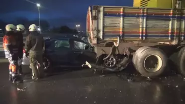 Seyir halindeyken tekeri kopan otomobil kamyona çarptı