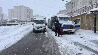 Yüksekova'da Kar Yağışı 7 Köy ve 21 Mezra Yolunu Kapattı