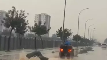 Suyla dolan caddede sörf yaptı