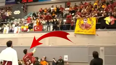 Galatasaray'ın yıldızı kendi taraftarına şişe fırlattı