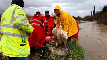 İzmir'de ekiplerin yağış seferberliği sürüyor