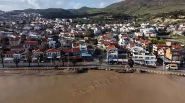 Foça'da sağanak yağışa teslim oldu