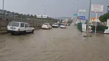 Kuşadası'nda Sağanak Yağış Sel Oluşturdu