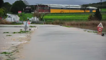  Manisa'da büyük panik! Çay taştı, kritik köprü su altında kaldı