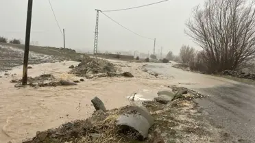 Çiftlik'te Sağanak, Su Baskınlarına Neden Oldu