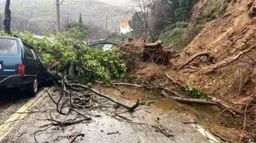 Ödemiş'te Heyelan: Araç Hurdaya Döndü, Can Kaybı Yok