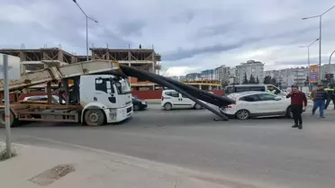 Ani fren yapan kamyonun üzerinden kayan inşaat demirleri, otomobile saplandı