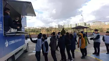 Antakya Belediyesi'nden soğuk kış gününde öğrencilere çorba ikramı
