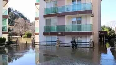 24 saatte 74 kilogram yağış! Su göğüs hizasına çıktı, vatandaşlar botla kurtarıldı