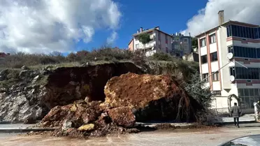 Dursunbey'de dev kaya yola düştü