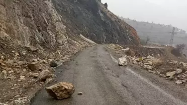 Gölbaşı'nda Heyelan: Karayolu Kapandı