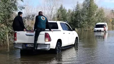 Kozan'da sel sularında mahsur kalan araçları ekipler kurtardı