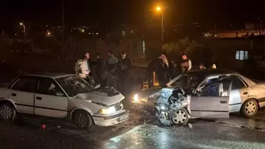 Feci kaza! İki araç kafa kafaya çarpıştı