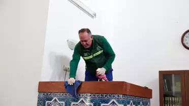 Ramazan ayı öncesi Arnavutköy'de camiler gül suyu ile temizleniyor