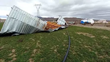 Develi'de Şiddetli Rüzgar Ahır Çatısını Uçurdu