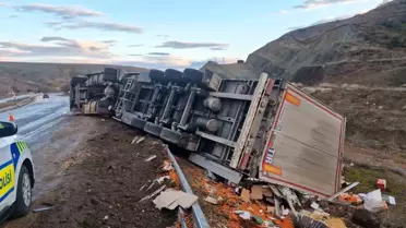 Alaca'da Tır Şarampole Devrildi, Sürücü Sağ Kurtuldu