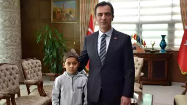 Küçük Batuhan'ın İstiklal Marşı Saygısı