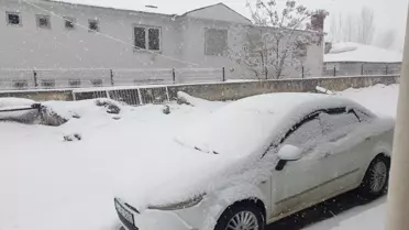 Van'da Kar Yağışı 43 Yerleşim Yerini Kapattı