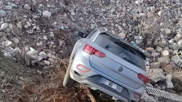 Besni'de Şarampole Devrilen Araçta 4 Yaralı