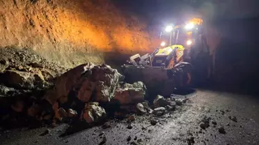 Beypazarı'nda Yol Kayalarla Kapandı