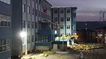 Düzce'de Şiddetli Rüzgar Okul Çatısını Uçurdu