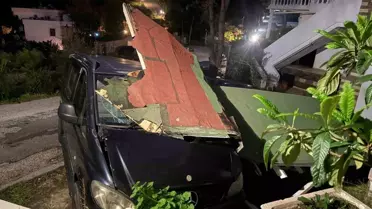 Bodrum'da Fırtına Sundurmayı Yıktı