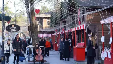 Sevgililer Günü'nde Sanat Sokağı renkli görüntülere sahne oldu