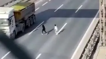 İstanbul'da Çocukların Otoyolda Tehlikeli Geçişi