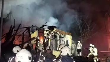 Üsküdar'da Metruk Binada Yangın